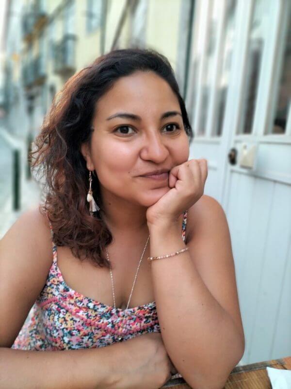 Juanita CAVENG, hypnothérapeute certifiée dans son cabinet en Guadeloupe, accueillant chaleureusement ses patients